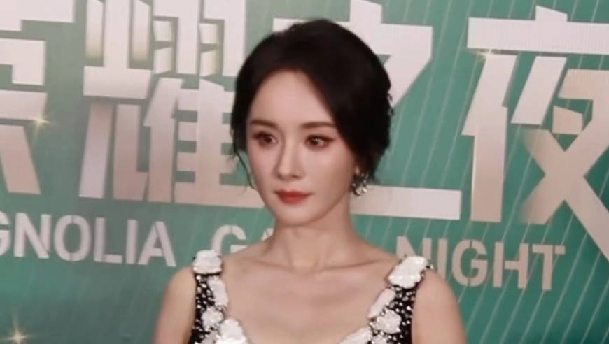 杨幂黑色鱼尾裙亮相白玉兰红毯，完全美神降临