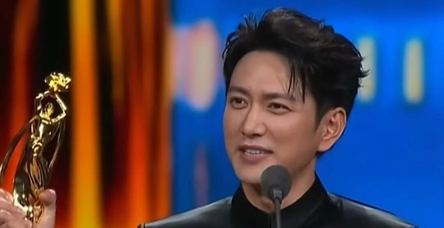 王仁君击败于和伟，凭《浴血荣光》首获飞天视帝，他在这部作品中的表现如何？