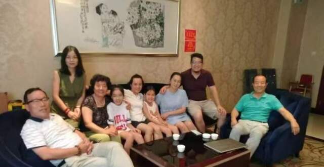 亲友聚，看孙辈长大，开心议人生_腾讯新闻