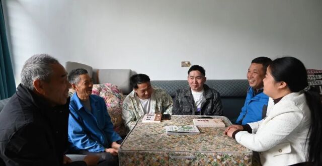 贵州男子坠崖“救治无望”，弟弟自学护理日夜守护，2年后哥哥奇迹苏醒缩略图