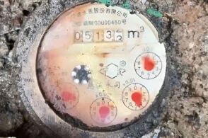 餐馆地下水管漏水两年，被追缴约6万元水费，表后漏水该由用户全担吗？日常如何发现隐蔽漏水？