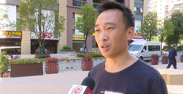 一男子等电梯时摸了这里，竟被业主在群里辱骂！当事人大呼冤枉…_腾讯新闻