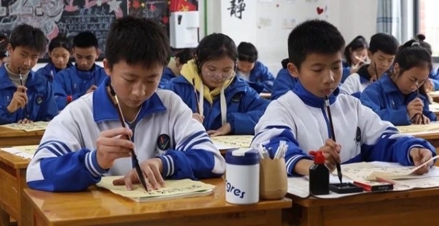 贵州一中学校名由学生轮流书写，这一举动全网点赞：建议全国推广！_腾讯新闻