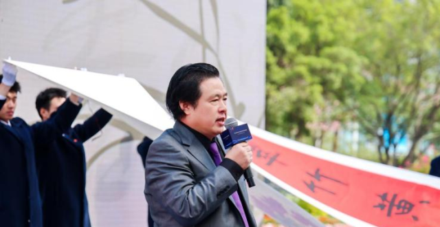 从华人榜到香江论坛，艺术家张大墨捐百幅力作践行艺术公益_腾讯新闻