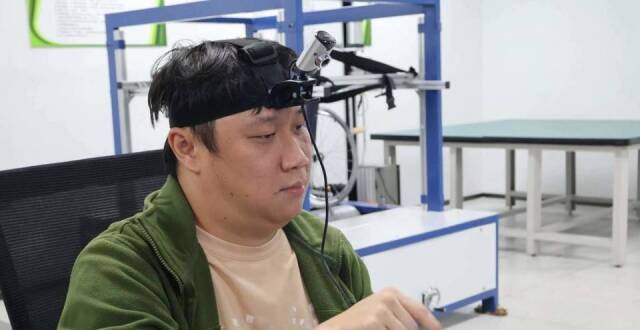 AR眼镜再进化：让听障人士“看见”声音，“说出”手语_腾讯新闻