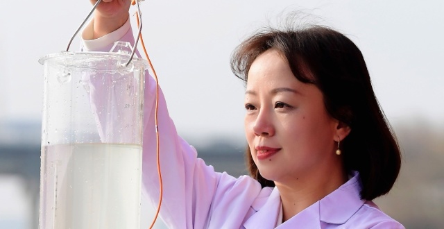 “安全眼”王琼：28年坚守一线当起水质安全的“眼睛”_腾讯新闻