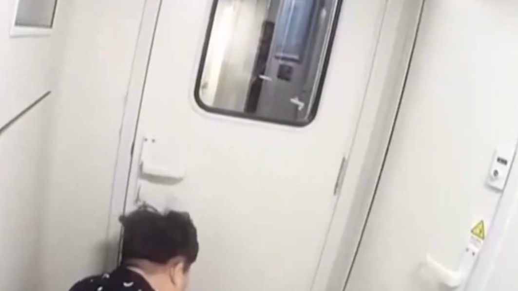 K1573次列车 孕妇列车上分娩 众人帮忙接生_腾讯新闻