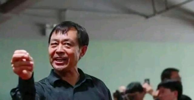 马保国闪电五连鞭后遭偷袭！大意了没有闪 年轻人不讲武德直接抱摔_腾讯新闻