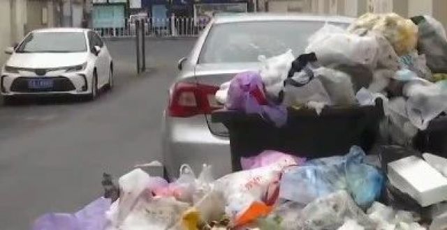 物业撤场，小区垃圾堆积成山！热心业主无奈凑钱清运垃圾……_腾讯新闻