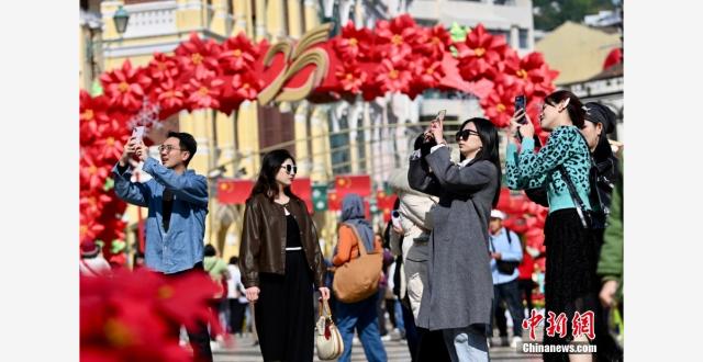 （澳门回归25周年）澳门回归祖国25周年纪念日 市面洋溢喜庆氛围_腾讯新闻