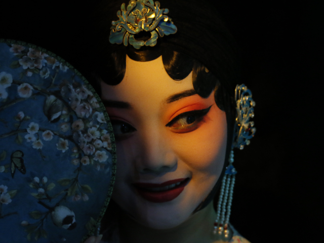 一个唱大戏的青年戏曲演员,决定去做"小剧场"|面孔