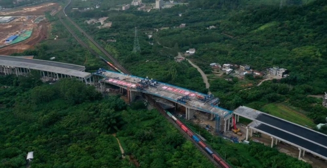 惠龙高速全线唯一一座跨铁路连续梁合龙，预计10月全面通车_腾讯新闻