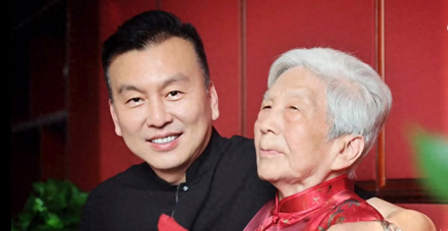 张泽群公开母亲去世画面，在病床前亲吻母亲额头，微笑送别惹泪目_腾讯新闻