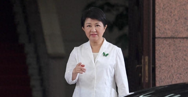 为预算呛卓荣泰被指像妈妈骂儿子，卢秀燕：为母则强，我不讲谁讲_腾讯新闻