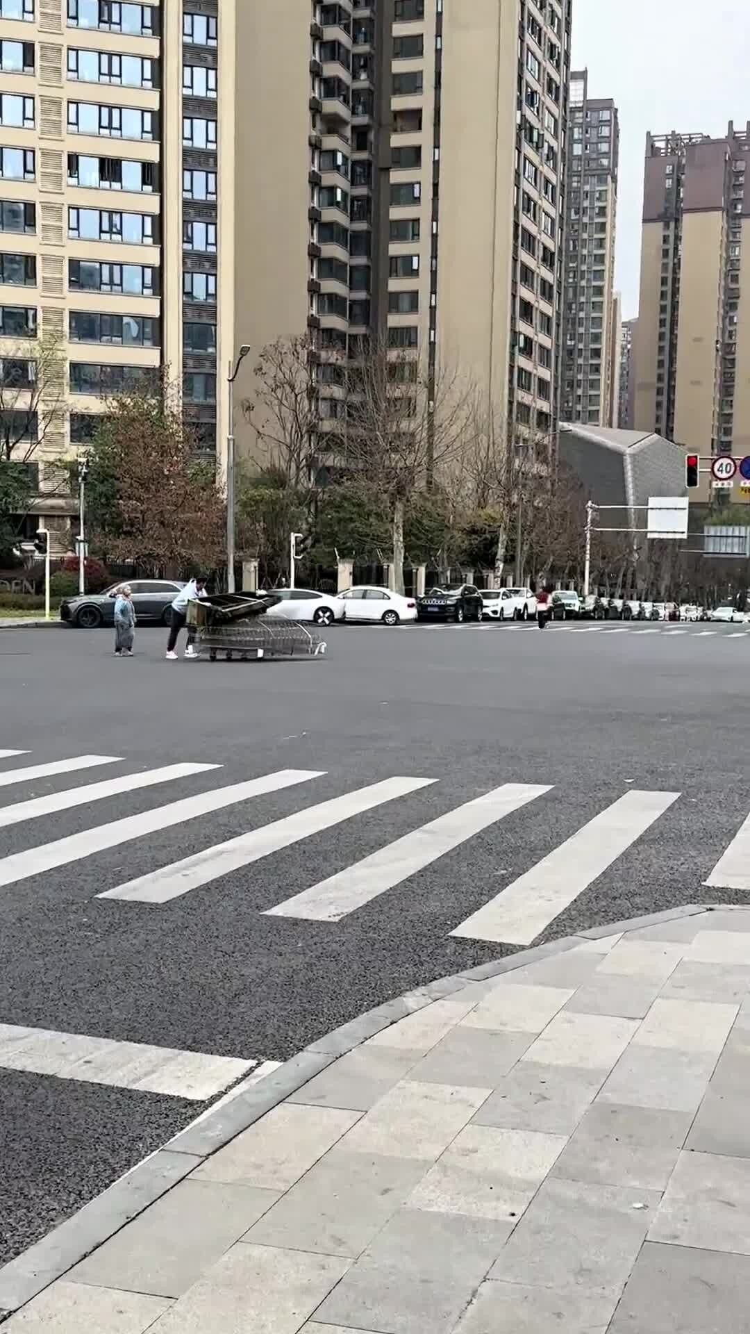 正能量，成都蓉城球员唐创路遇老太太推重物，帮她推过了马路_腾讯新闻