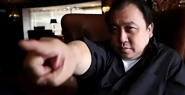烂片之王王晶曝港圈内幕，被向华胜派人暴打，片场对峙200人_腾讯新闻