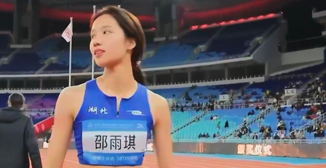 全运女子跳高决赛：邵雨琪1.90米平个人PB摘金_腾讯新闻