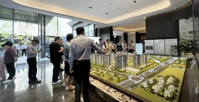 多个二线城市重现“排队购房”盛况，业内对楼市热度偏乐观_腾讯新闻