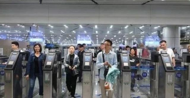 “免出示证件”通道在拱北口岸上线！_腾讯新闻