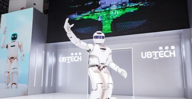 2023世界机器人大会举行，优必选科技展示人形机器人最新发展成果_腾讯新闻
