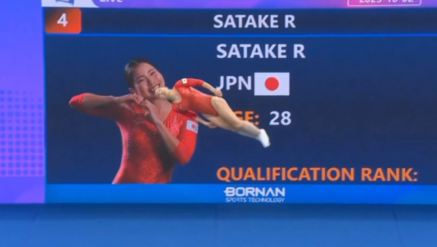 日本蹦床女选手重大失误掉出场地!右脚受伤被搀扶离场