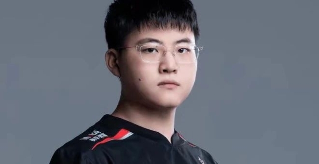 赛后，Uzi哭了！RNG战队CEO深夜辟谣：UZI被RNG强制退役、卡合同都是谣言！_腾讯新闻