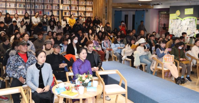 以书为媒，绘就多元文化交融新画卷_腾讯新闻