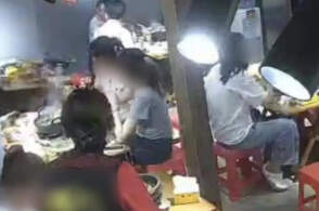 情侣接吻时打翻火锅造成前桌女子多处烫伤，商家桌椅或存在隐患，这种情况该如何定责？遇到类似事故该如何维权？