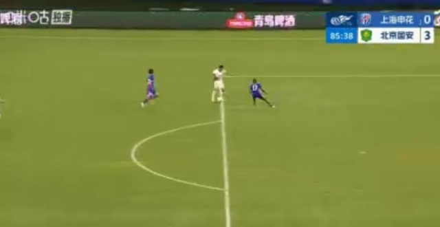申花 0-3 国安后，一名身穿中国国家队武磊球衣的孩子与其父亲被极端申花球迷围住指责，你如何看待这件事情？