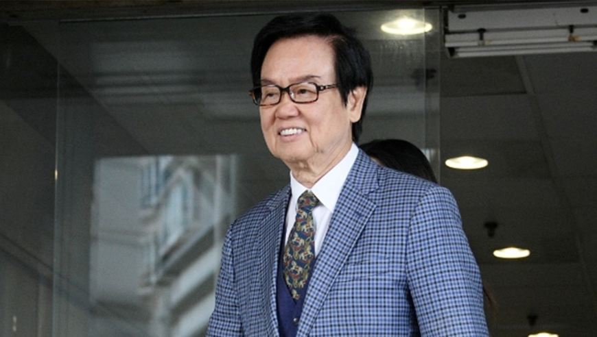 80岁黄百鸣主动入狱服刑，他一言不发走入囚室，20万保释金将退还