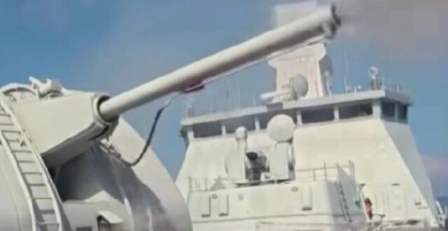 054B型钦州舰服役不久，就在南海某海域参与实弹射击训练，遏制域外海军在黄岩岛的挑衅_腾讯新闻