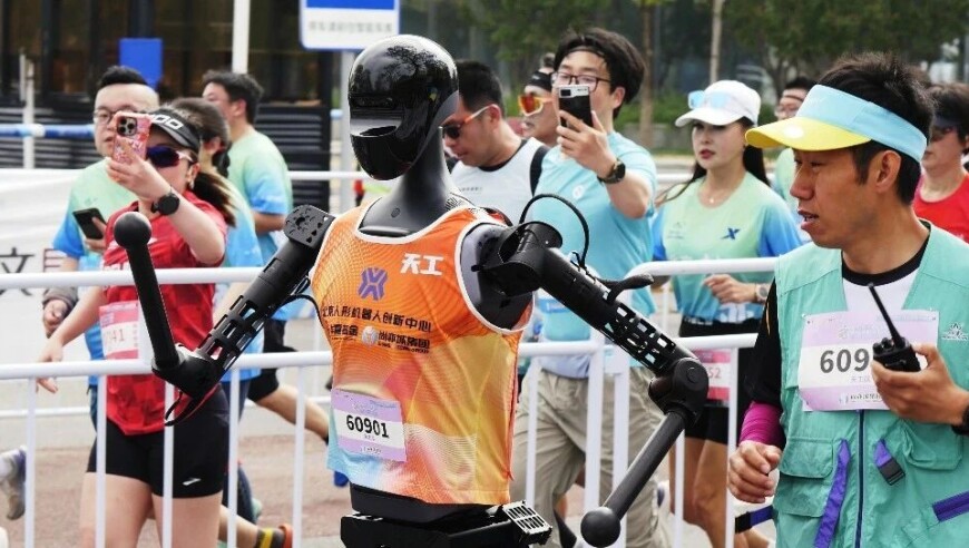 人类教会机器人跑步有多难？60年研发终破半马纪录！