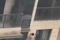 男子赤身裸体趴在6楼外欲轻生，官方通报：情绪 …