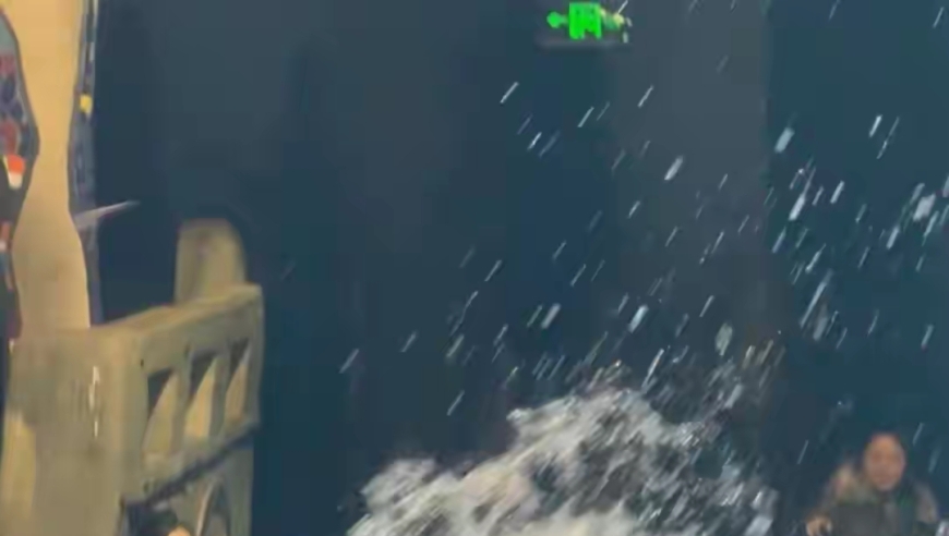 男子吸烟被白鲸喷水 海洋馆回应：系禁烟宣传片，游客为公司员工