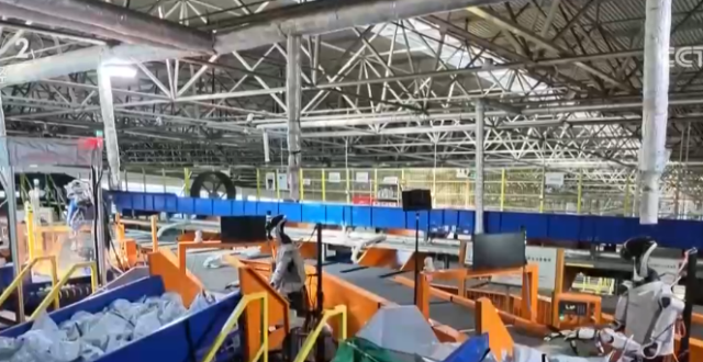 具身智能机器人扎堆进厂干活