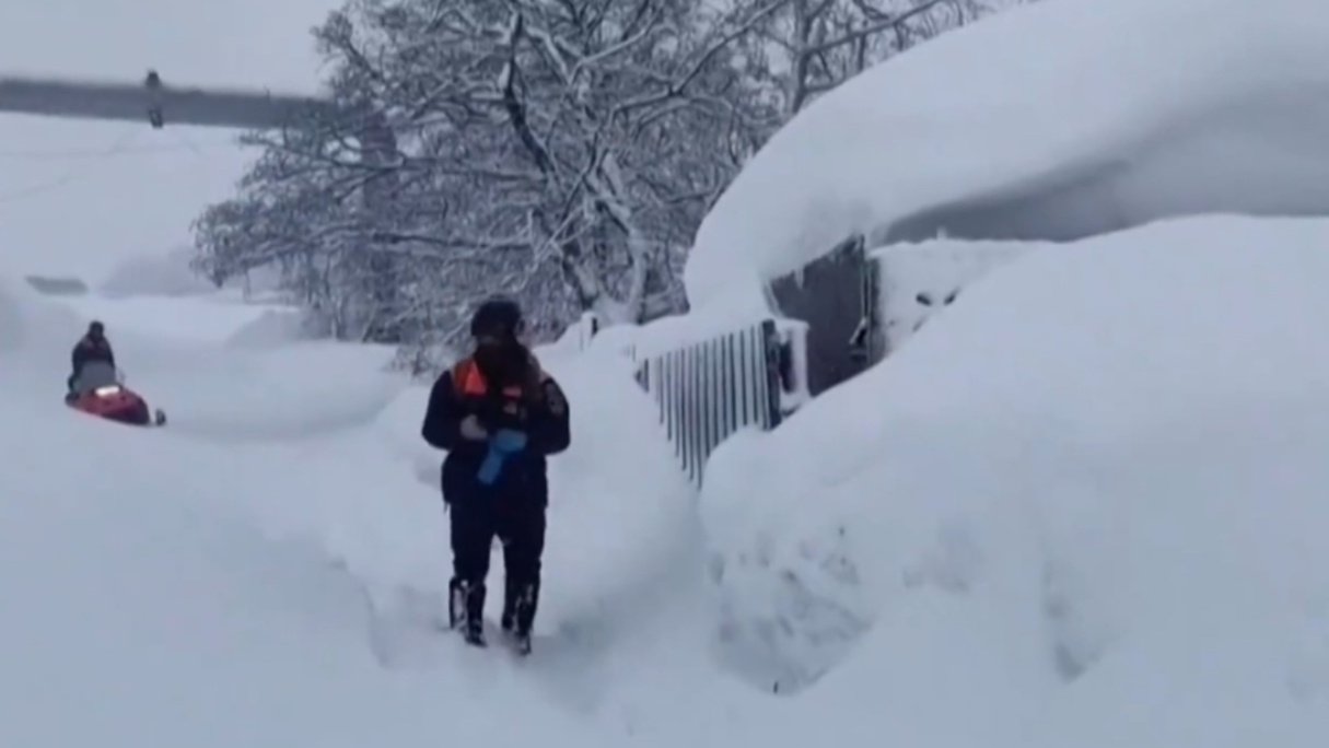 雪灾！俄远东堪察加半岛遭遇极端暴雪_腾讯新闻