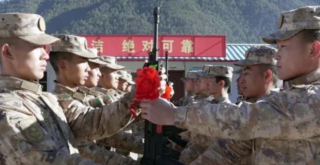 授枪！高原新战友，入列！_腾讯新闻