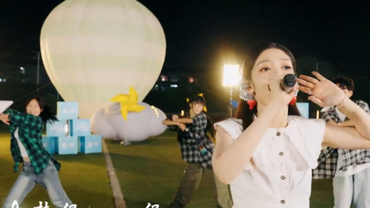 希林娜依·高和泸州职业技术学院学生演唱《彩虹的微笑》，唤醒爱与多巴胺，我们一起快乐百分百！_腾讯新闻