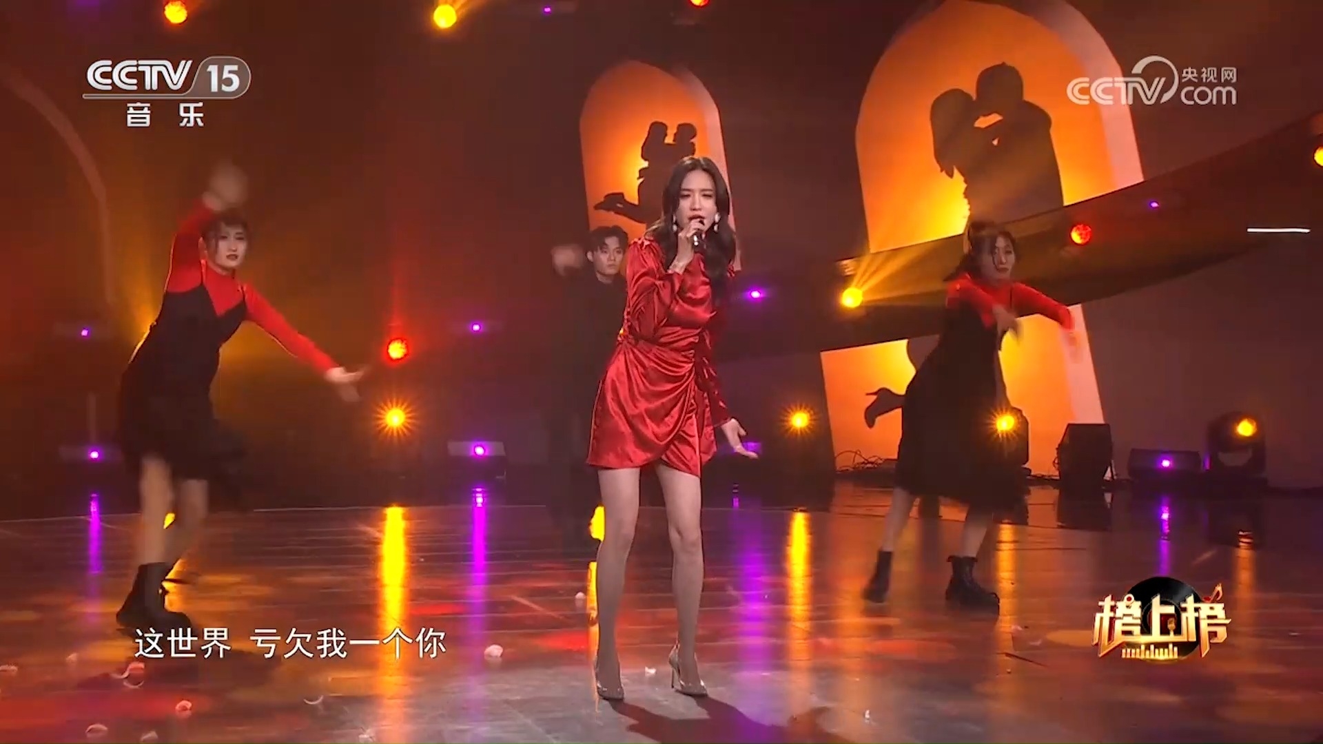 王紫格演唱《世界欠我一个你》,用歌声传递音乐魅力