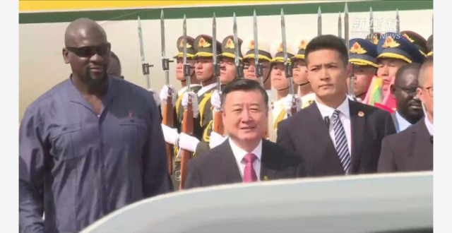 中非合作论坛｜几内亚总统马马迪·敦布亚抵达北京_腾讯新闻