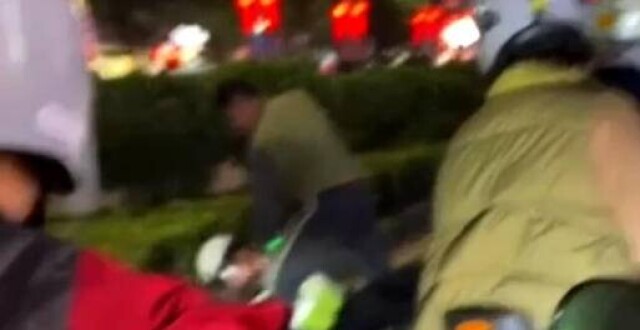 海南一男子骑在交警身上殴打？当地警方通报：无证驾驶摩托车拒不配合检查，已被抓获_腾讯新闻