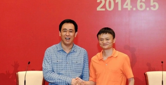 马云低调现身世界杯决赛！自称不懂足球：被许家印坑了12亿 2字回应_腾讯新闻