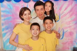 陈茵媺晒全家福为老公庆生,亲子装搭配好用心,53岁陈豪越老越有魅力在