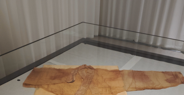 双语新闻丨轻如烟雾！揭秘两千多年前的汉代“高定”成衣——曲裾素纱襌衣_腾讯新闻