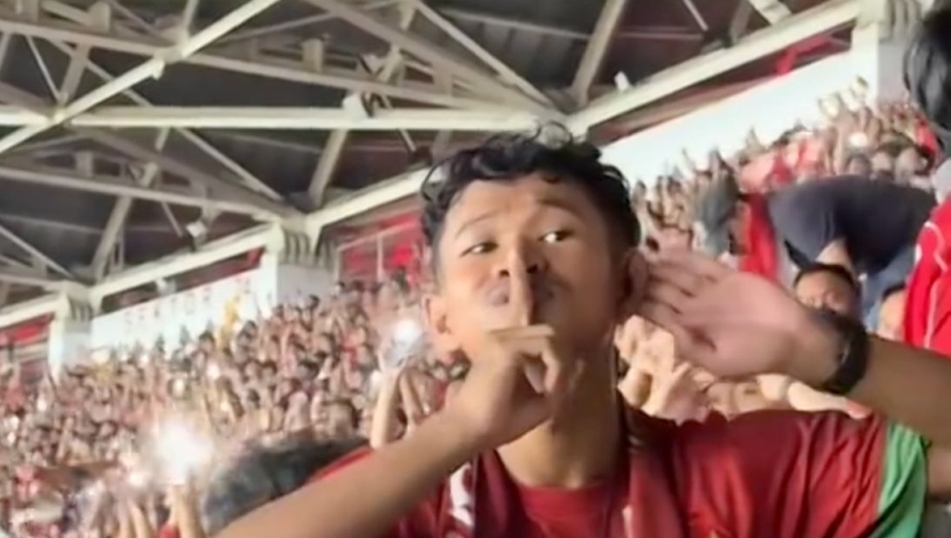 印尼球迷挑衅！向中国球迷做闭嘴手势 挥手嘲讽国足：机场这边走