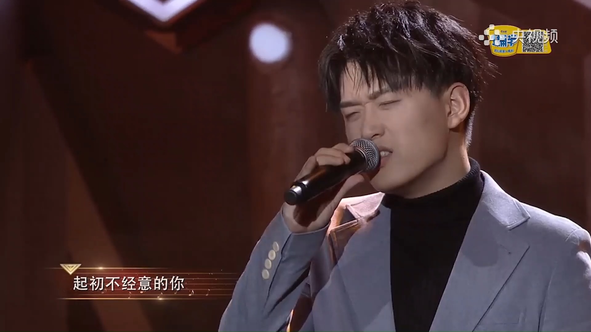 刘天奇演唱《滚滚红尘》，一开口就是老电影画面，岁月感把人唱回90年代_腾讯新闻