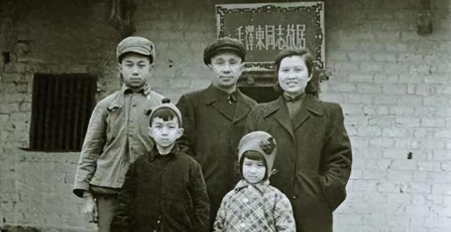 1956年，粟裕大将全家在毛主席故居前的留影，夫人楚青气质不凡_腾讯新闻