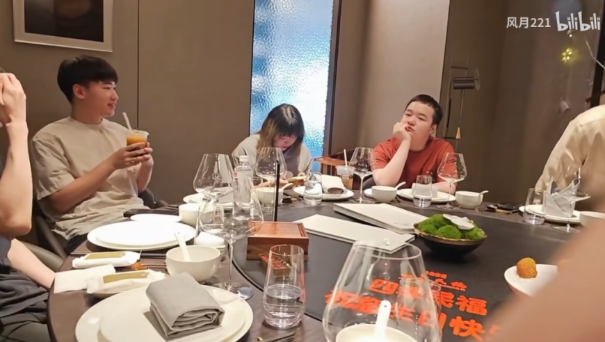 Wei哥已经放假嘞，和AJ一起聚会，AJ大喊：大明星！