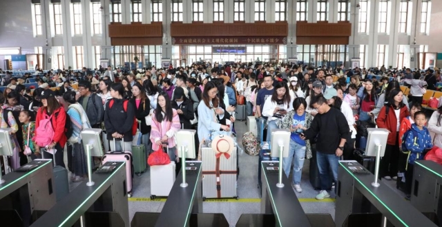 云南丽香铁路首次暑运迎客流高峰，铁路部门增加运力满足出行_腾讯新闻