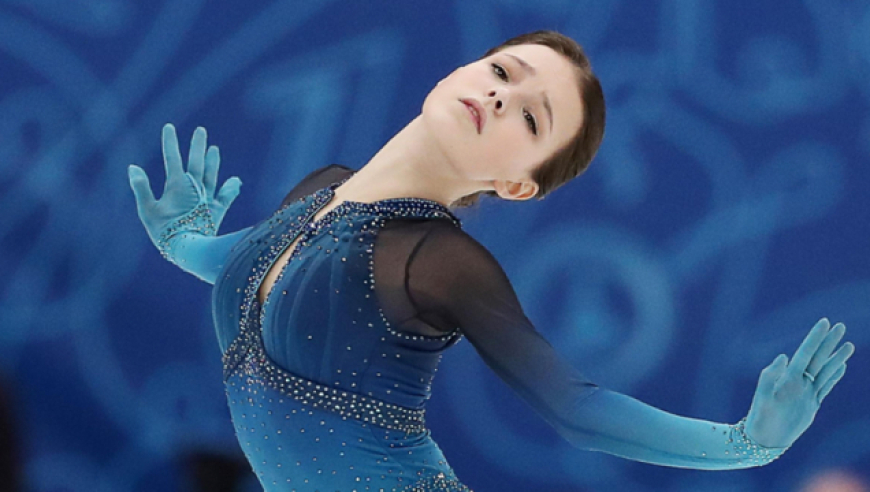 体坛名场面|俄罗斯花滑女神千金,比赛现场表演一秒换装,天鹅般优美的